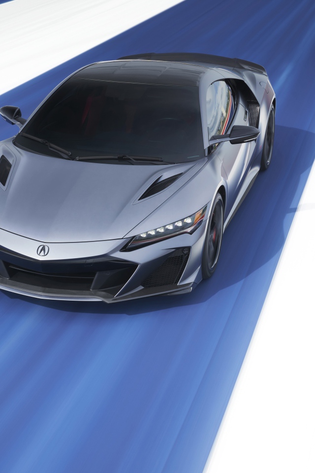 Серебристый автомобиль Acura NSX Type S, 2022 года на гонках