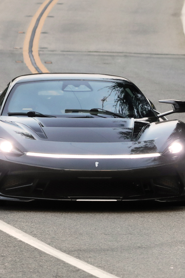 Быстрый автомобиль Pininfarina Battista, 2022 года на дороге