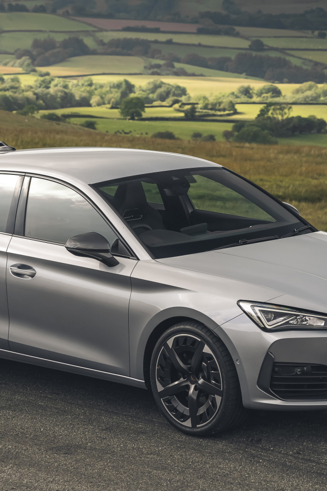 Серебристый автомобиль Cupra León VZ3, 2021 года