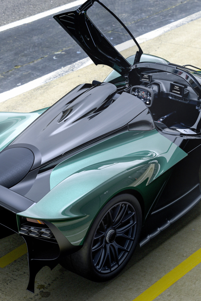 Гоночный автомобиль Aston Martin Valkyrie Spider 2021 года