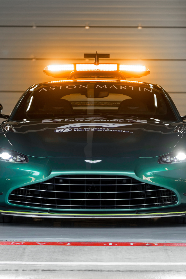 Автомобиль Aston Martin Vantage F1 Safety Car 2021 года в гараже