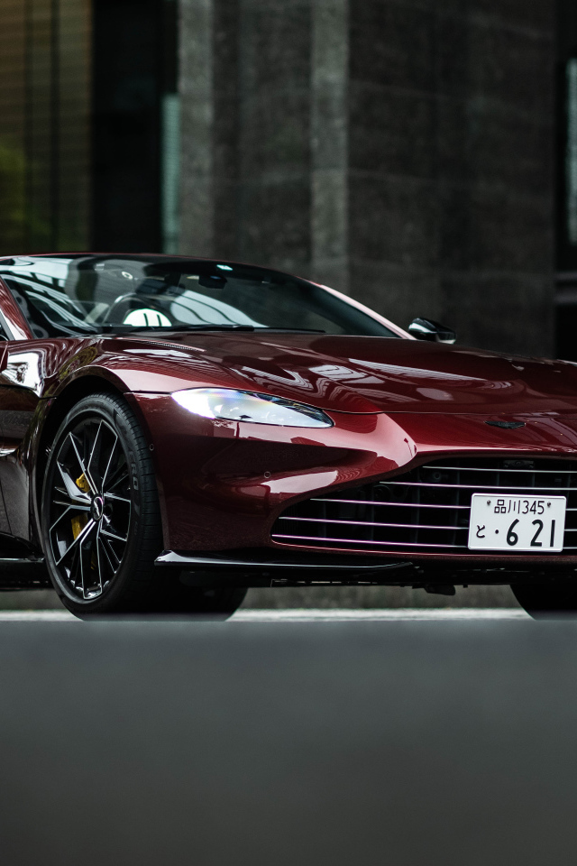Красивый бордовый автомобиль Aston Martin Vantage Roadster 2021 года