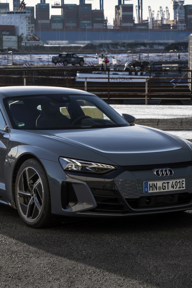 Автомобиль Audi E-Tron GT Quattro 2021 года в порту