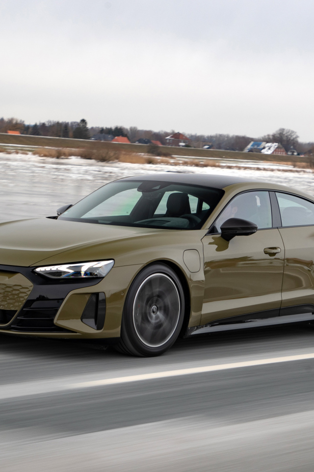 Автомобиль Audi RS E-Tron GT 2021 года на фоне покрытой льдом реки