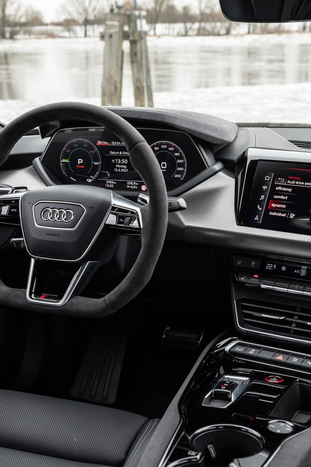 Черный салон автомобиля Audi RS E-Tron GT 2021 года