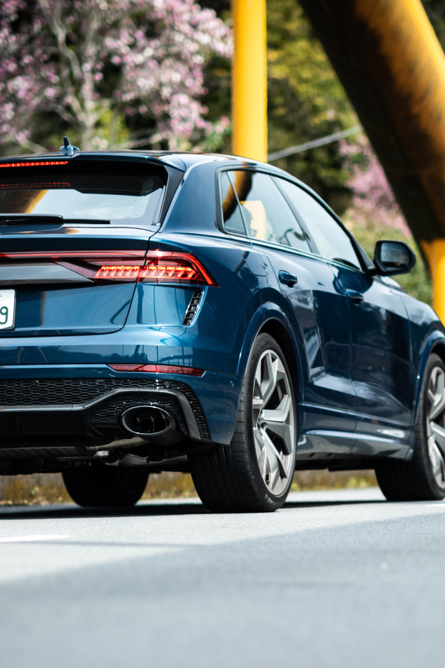 Синий кроссовер Audi RS Q8 2021 года вид сзади