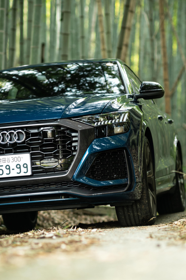 Автомобиль Audi RS Q8 2021 года в лесу