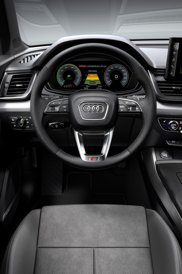 Черный стильный кожаный салон автомобиля Audi Q5 55 TFSI E Quattro S Line