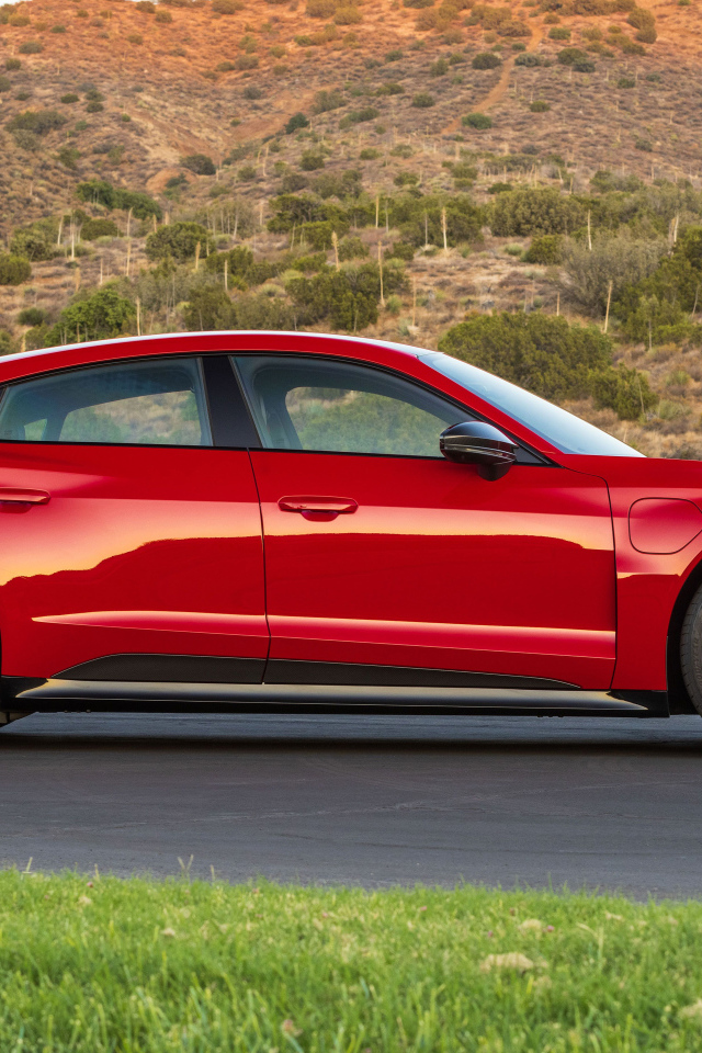 Красный Audi RS E-Tron GT, 2022 года вид сбоку