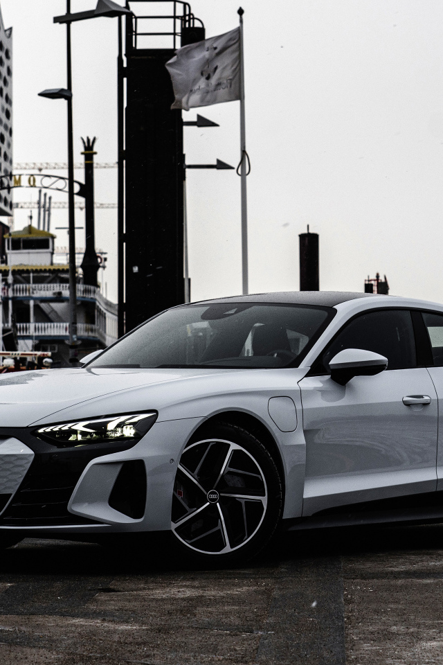 Серебристый Audi E-Tron GT Quattro 2021 года в порту