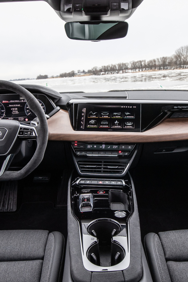 Стильный салон автомобиля Audi E-Tron GT Quattro 2021 года