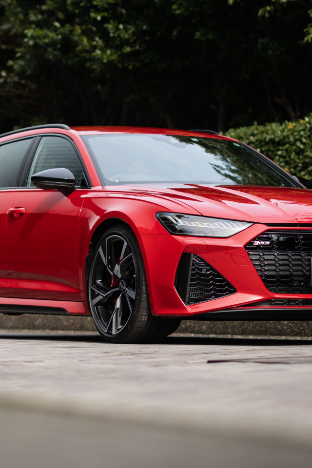 Новый красный автомобиль Audi RS 6 Avant 2021 года