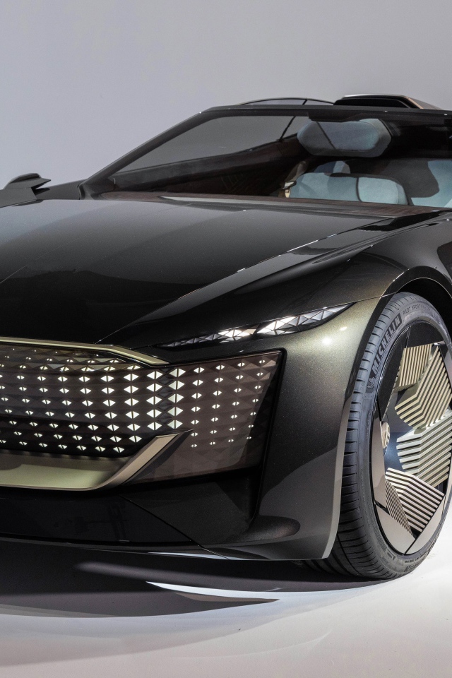 Черный автомобиль Audi Skysphere Concept 2021 года на сером фоне