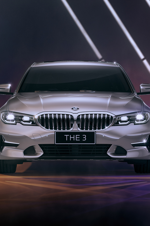 Серебристый автомобиль BMW 330Li Luxury Line 2021 года