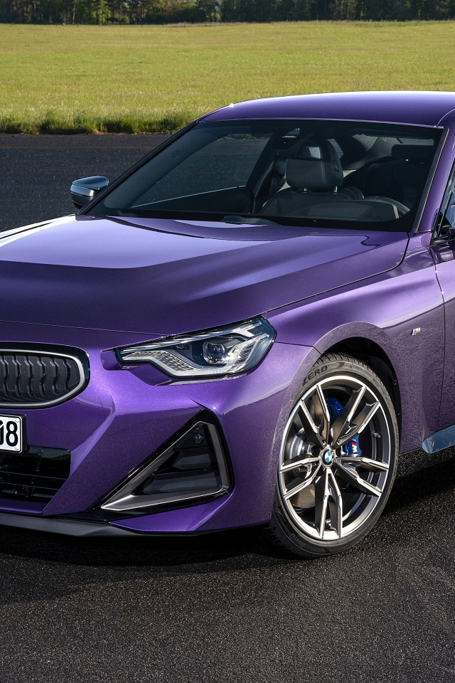 Автомобиль BMW M240i XDrive Coupé 2021 года на асфальте