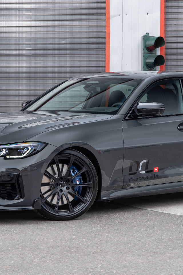 Серебристый автомобиль BMW M340i XDrive DÄHLer Competition Line 2021 года