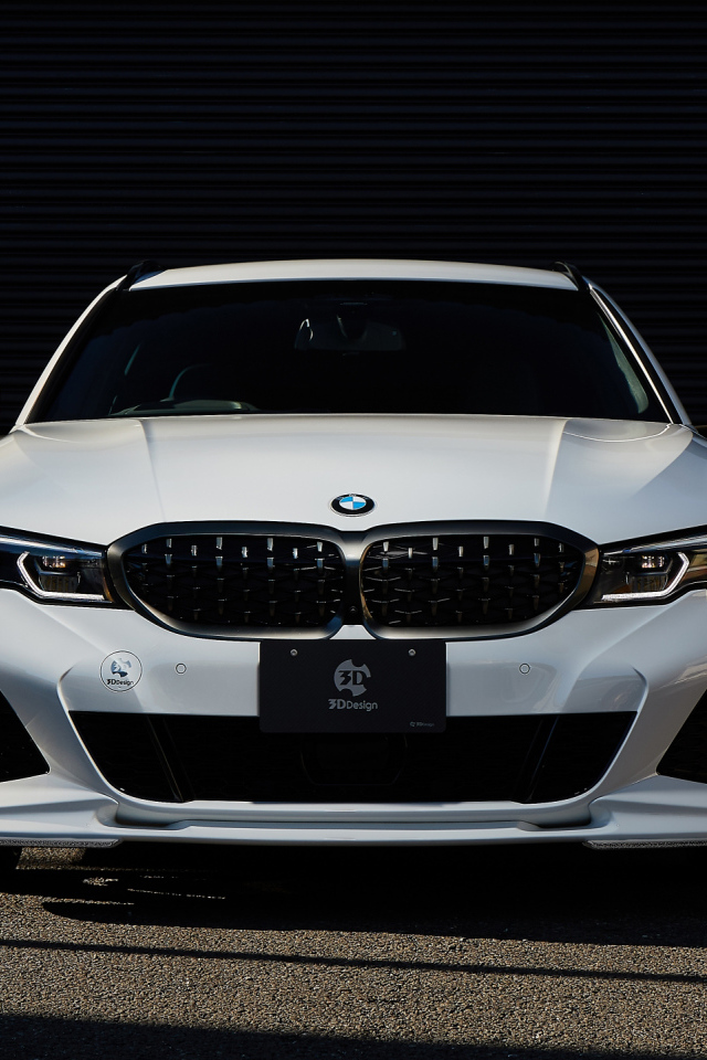 Белый автомобиль BMW M340i XDrive Touring 2021 года вид спереди