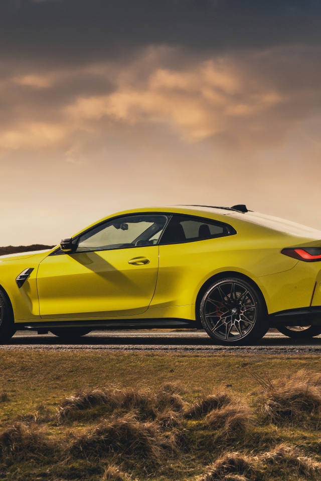 Быстрый желтый автомобиль BMW M4 Competition 2021 года