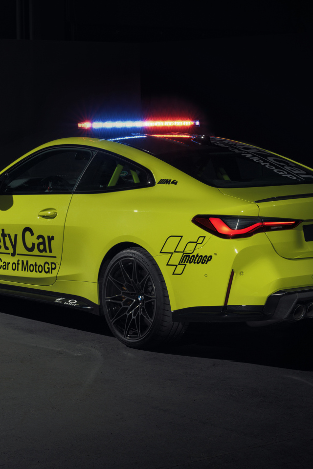 Автомобиль BMW M4 Competition MotoGP Safety Car 2021 года вид сзади
