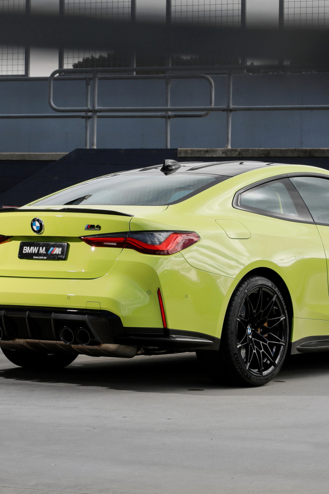 Автомобиль BMW M4 Competition 2021 года вид сзади