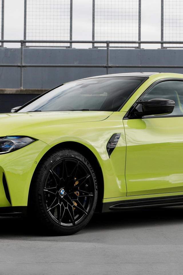 Желтый автомобиль BMW M4 Competition 2021 года