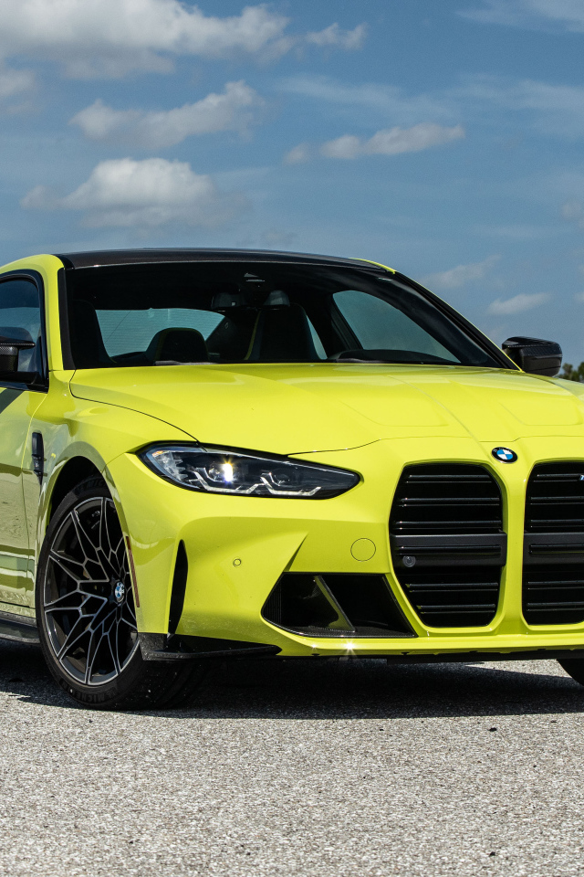 Автомобиль  BMW M4 Coupé, 2021 года на асфальте