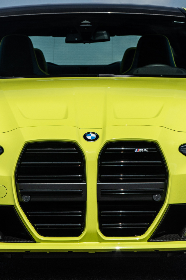 Желтый автомобиль  BMW M4 Coupé 2021 года вид спереди