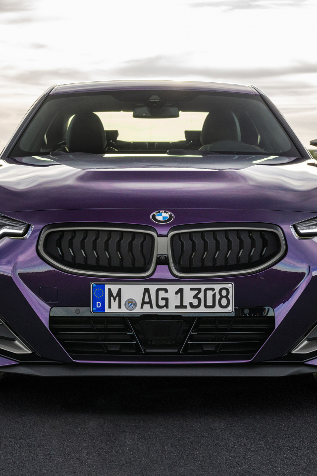 Красивый автомобиль BMW M240i XDrive Coupé 2021 года вид спереди