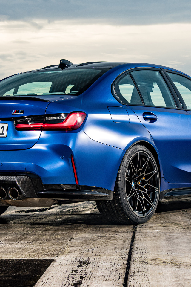 Синий автомобиль BMW M3 вид сзади