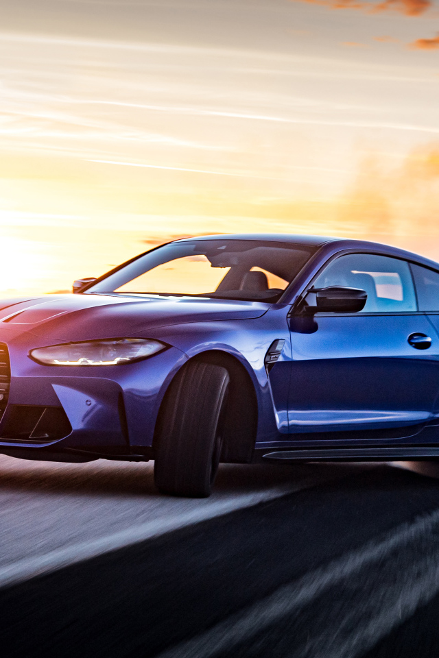 Синий автомобиль BMW M4 Competition  на фоне неба