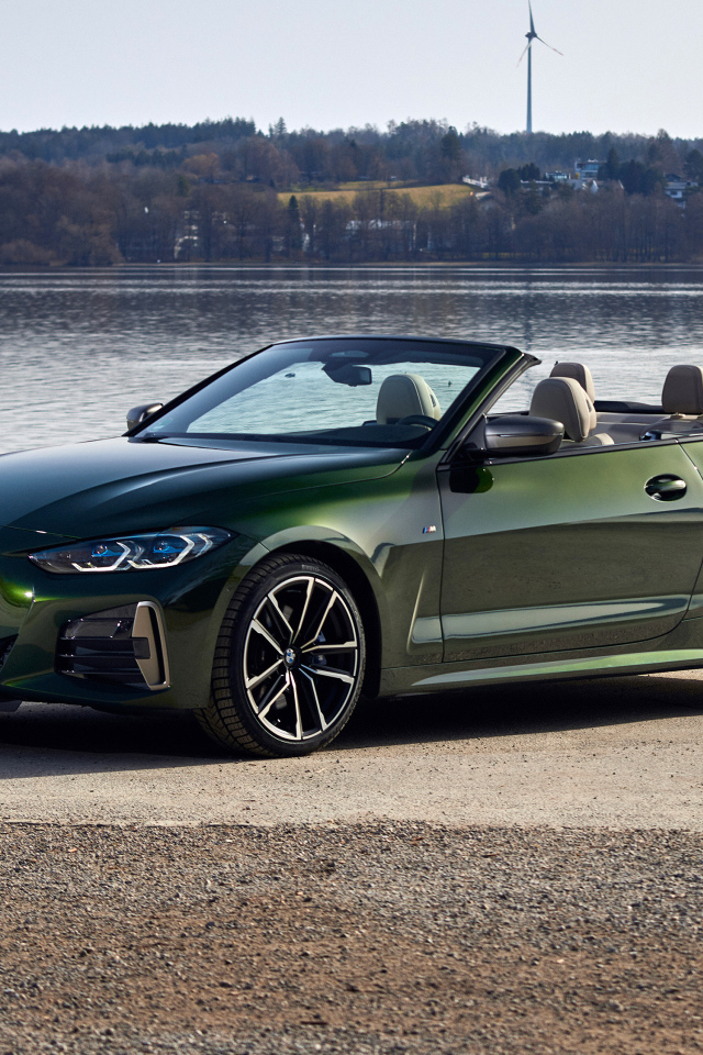 Зеленый автомобиль кабриолет  BMW M440i XDrive, 2021 года
