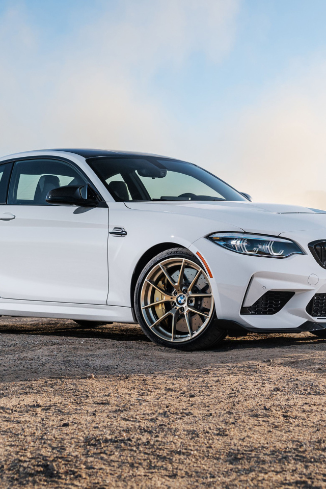 Белый автомобиль BMW M2 CS, 2021 года в пыли