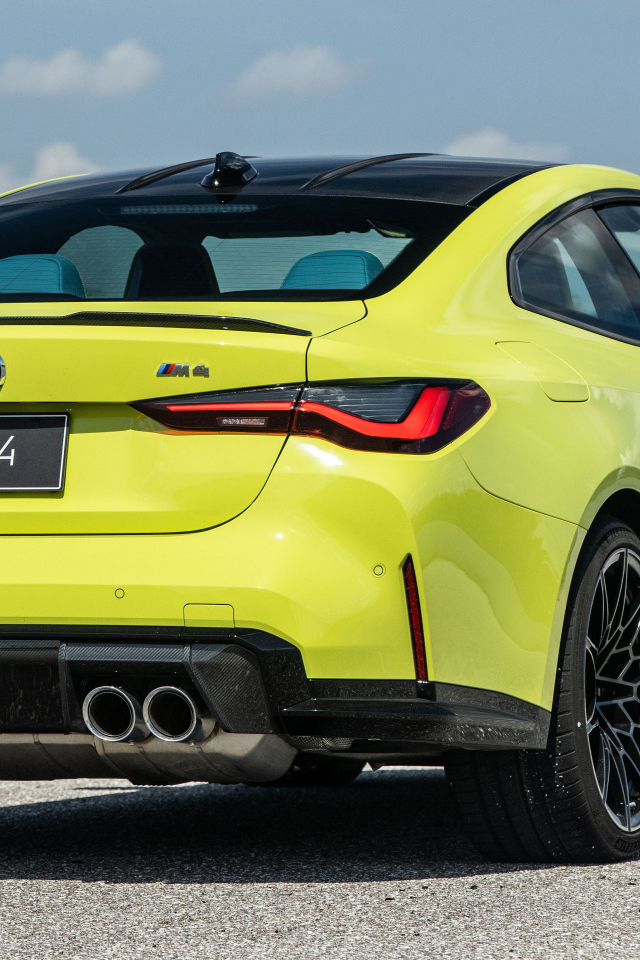 Желтый спортивный автомобиль BMW M4, 2021 года