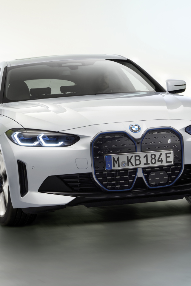 Автомобиль BMW I4 2021 года