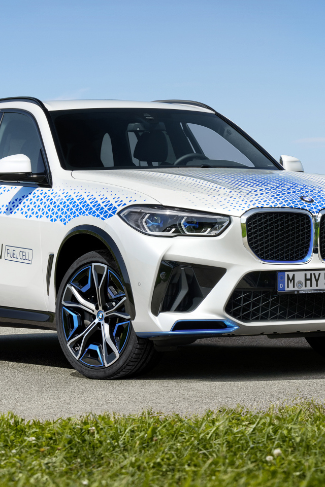 Внедорожник BMW IX5 Hydrogen 2021 года на фоне голубого неба