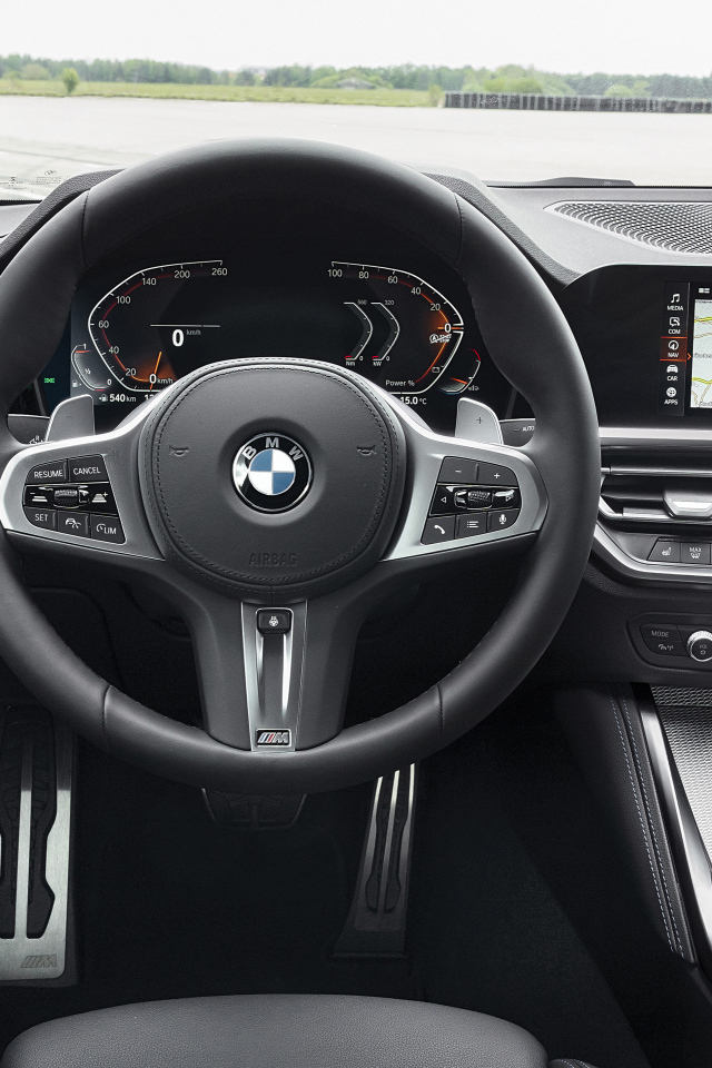 Черный кожаный салон автомобиля BMW M240i XDrive Coupé 2021 года