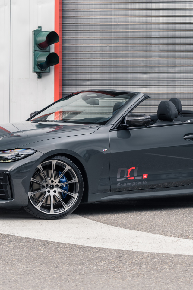Кабриолет BMW M440i, 2021 года у стены