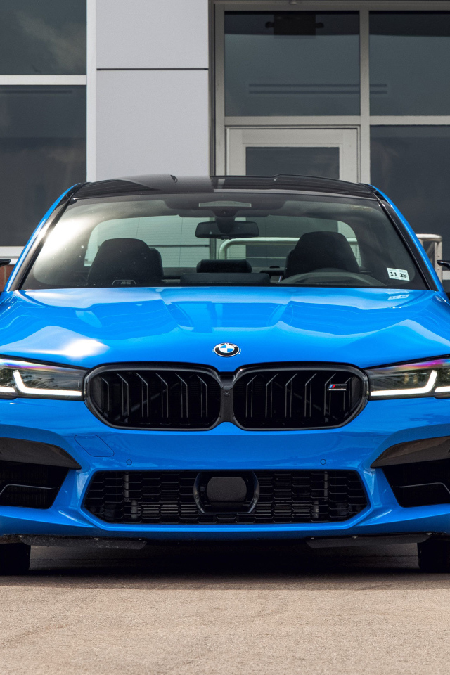 Автомобиль BMW M5, 2021 года вид спереди