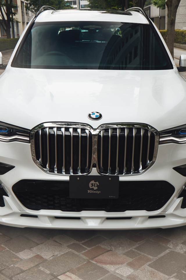 Белый автомобиль  BMW X7 XDrive35d M Sport 2021 года вид спереди