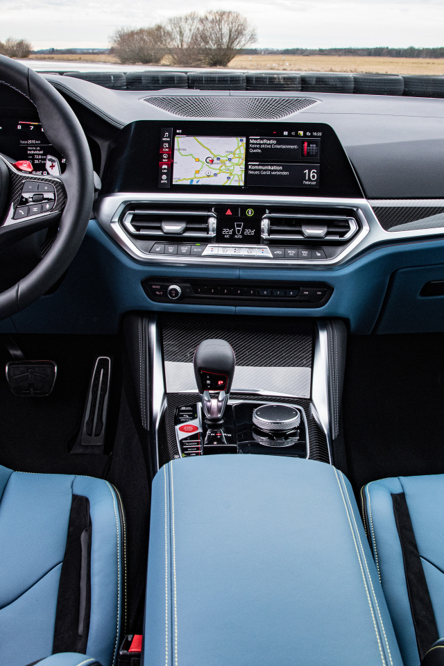 Кожаный салон автомобиля BMW M4