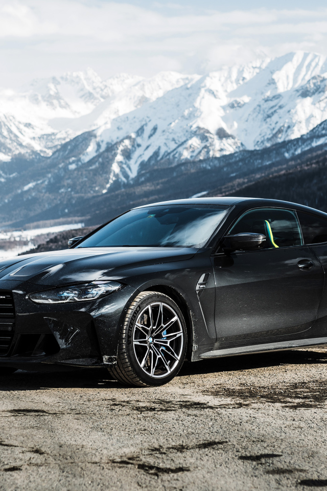 Черный автомобиль BMW M4 Coupé  на фоне гор