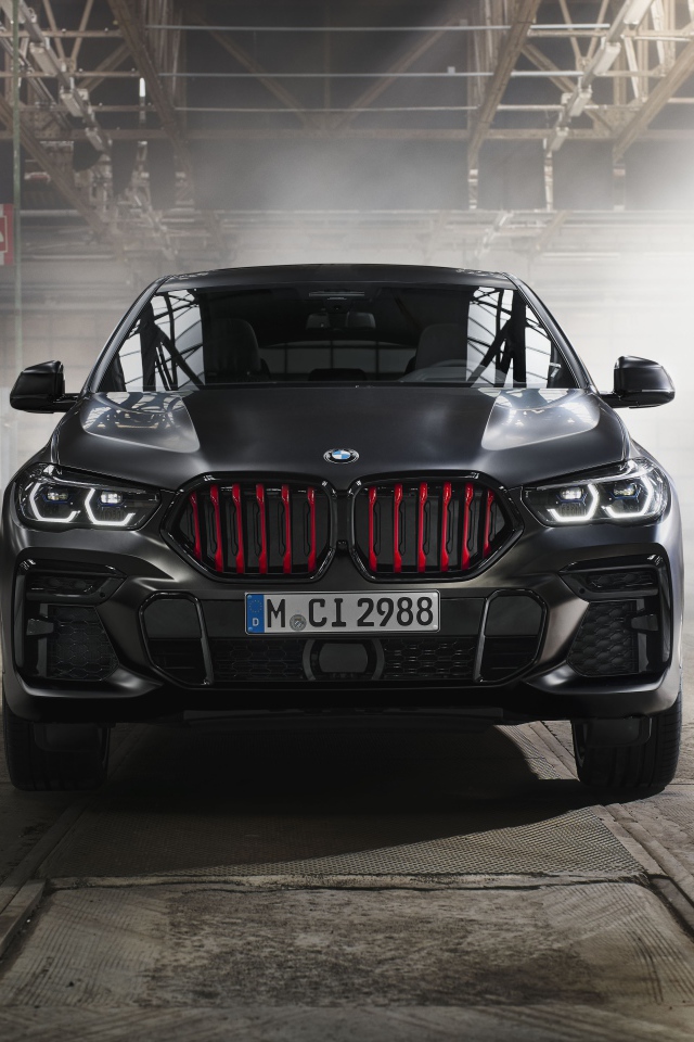 Черный стильный автомобиль BMW X6 M50i, 2021 года вид спереди