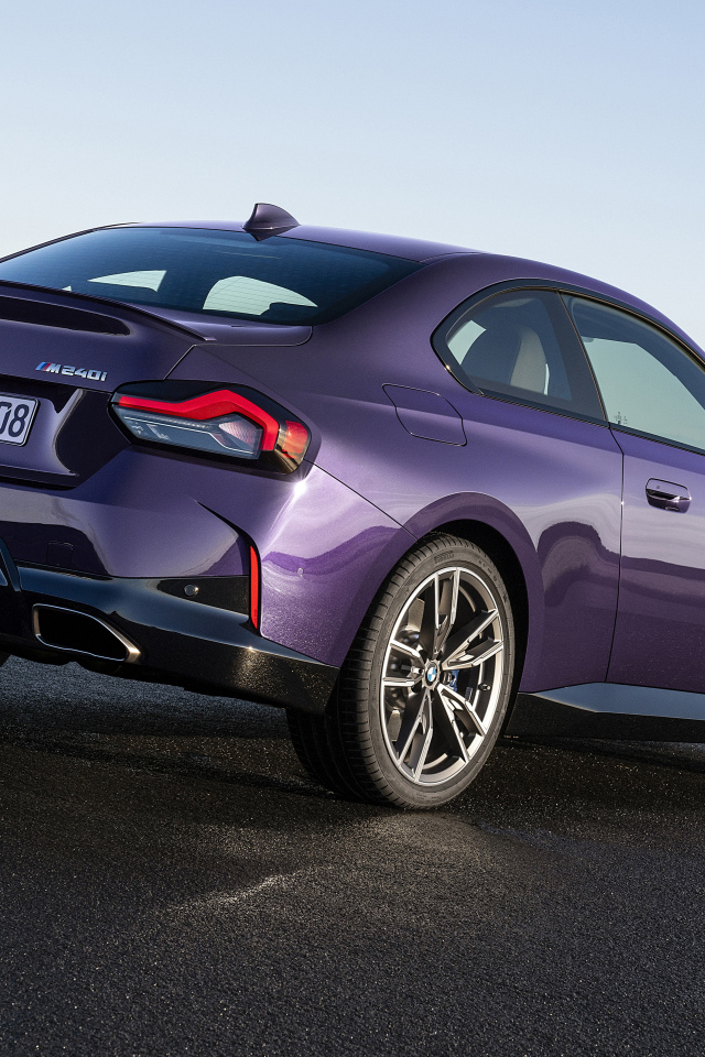Фиолетовый автомобиль BMW M240i XDrive Coupé 2021 года вид сзади