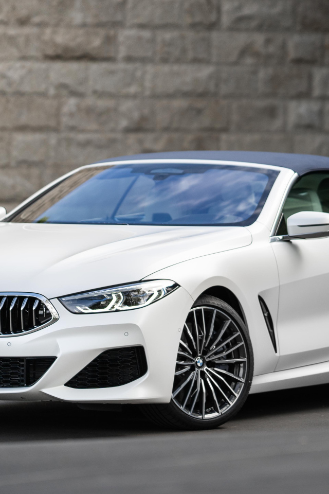 Белый кабриолет BMW 8, 2021 года у стены