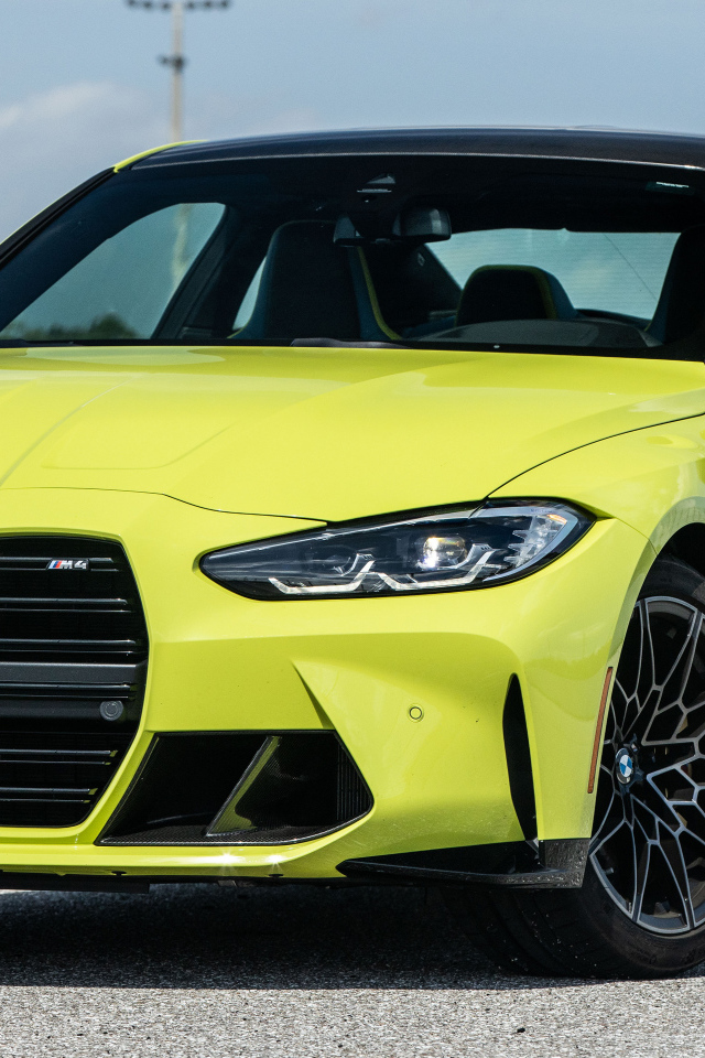 Желтый автомобиль  BMW M4 Coupé, 2021 года