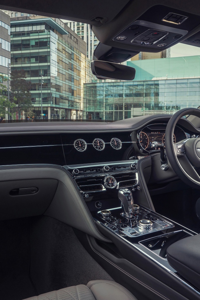 Черный салон автомобиля Bentley Flying Spur V8 2020 года