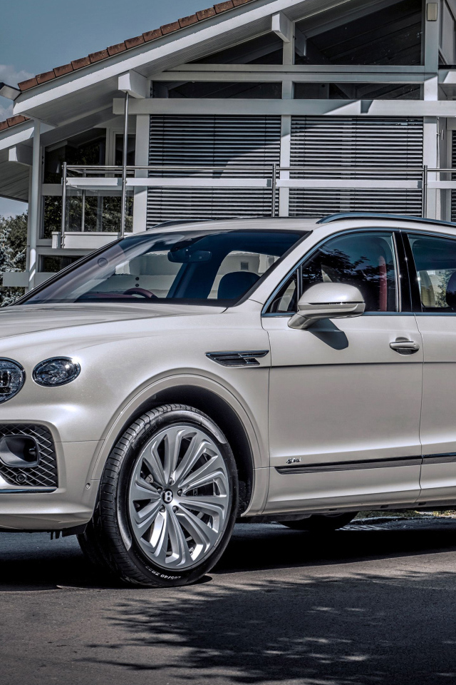 Автомобиль Bentley Bentayga Hybrid First Edition 2021 года у дома