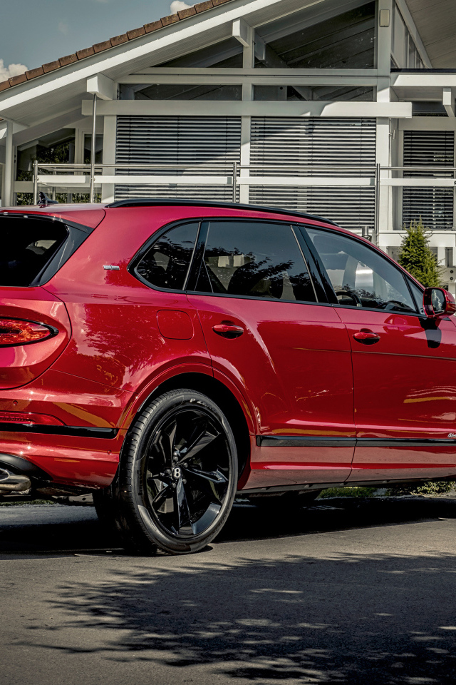 Автомобиль Bentley Bentayga Hybrid First Edition 2021 года вид сзади