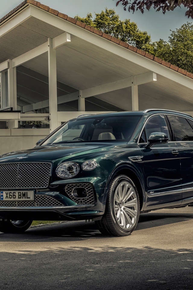 Автомобиль Bentley Bentayga Hybrid 2021 года у дома