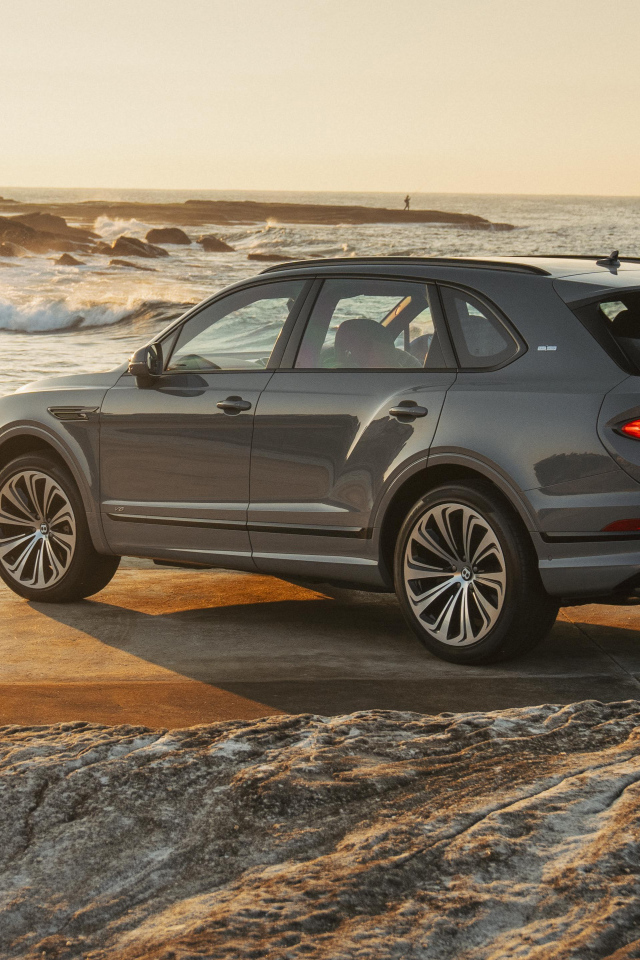 Автомобиль Bentley Bentayga V8 First Edition 2021 года вид сзади